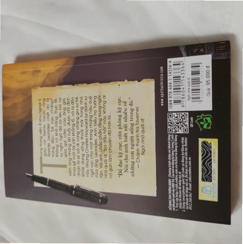 Agatha Christie chụp ảnh cùng các tác phẩm của bà