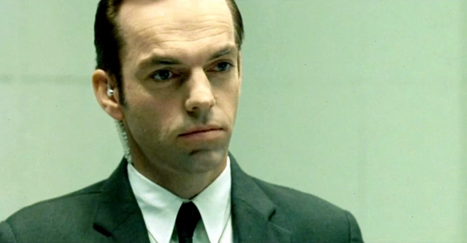 Agent Smith trong The Matrix với vẻ ngoài lạnh lùng đặc trưng
