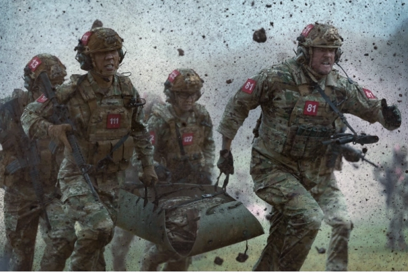 Alan Ritchson trong vai War Machine