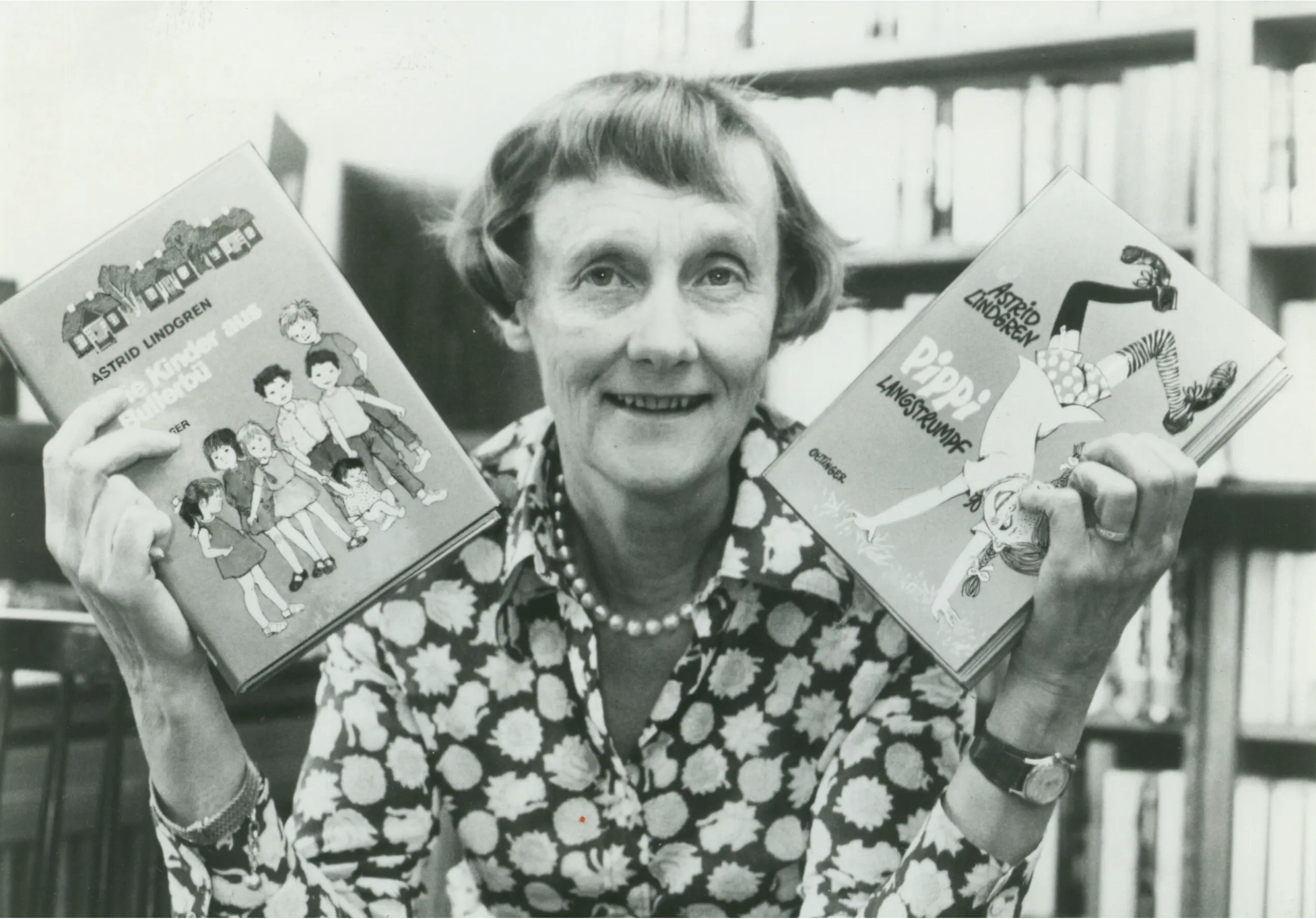 Astrid Lindgren cầm hai cuốn sách Pippi Longstocking