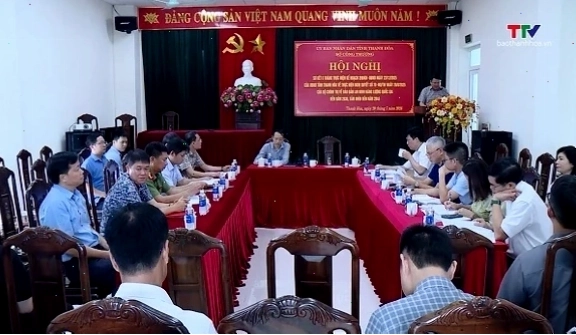 Ban nhạc Queen biểu diễn Bohemian Rhapsody trên sân khấu