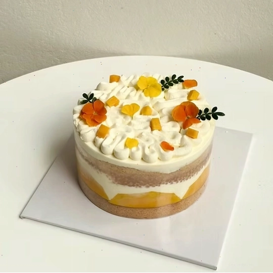 Bánh Mango Sago với lớp kem tươi béo ngậy và xoài cắt hạt lựu
