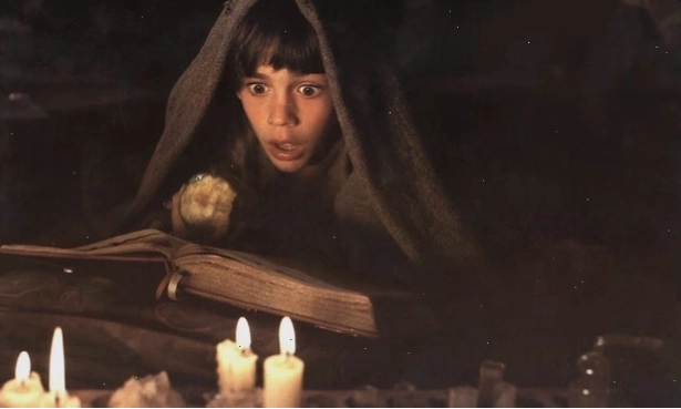 Bastian (Barret Oliver) say sưa đọc The NeverEnding Story trong hiệu sách cũ