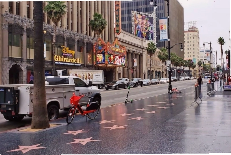 Bầu trời trong vắt và nắng vàng rực rỡ trên đường phố Los Angeles