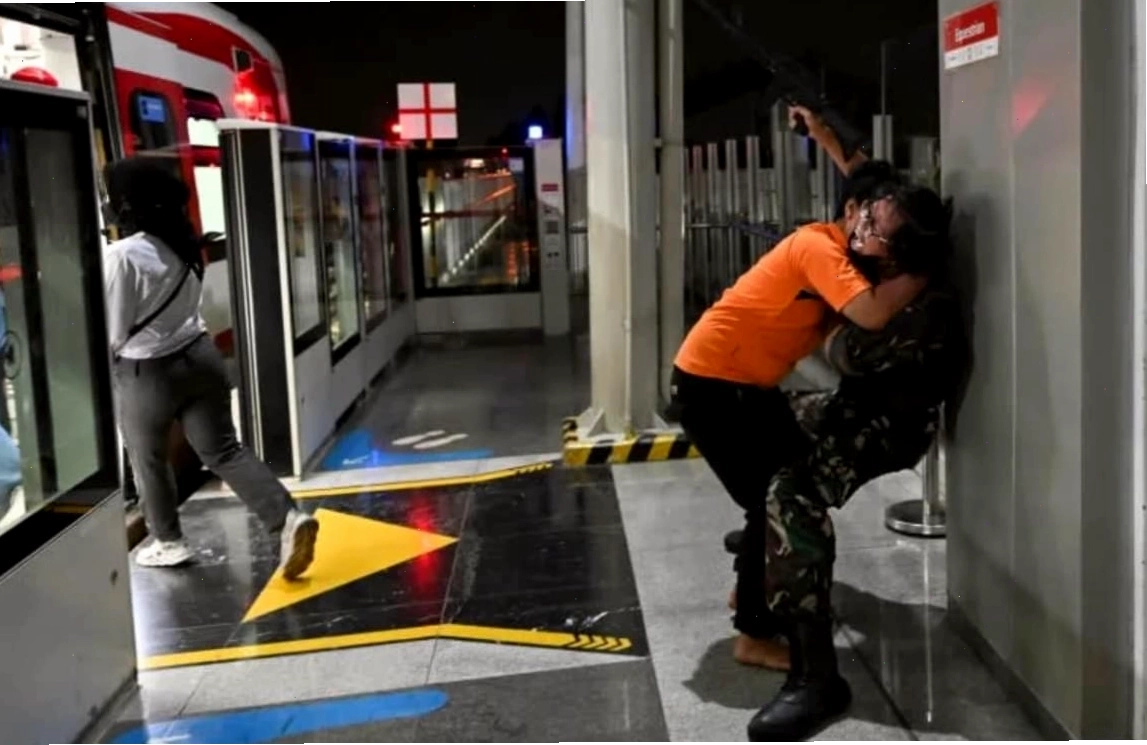 Biển báo cảnh báo zombie tại nhà ga Chuyến tàu Tận thế