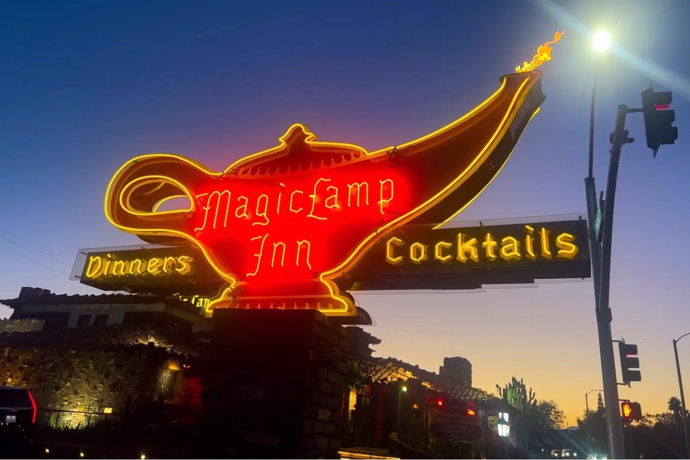 Biển hiệu đèn thần neon với lửa thật tại Magic Lamp Inn