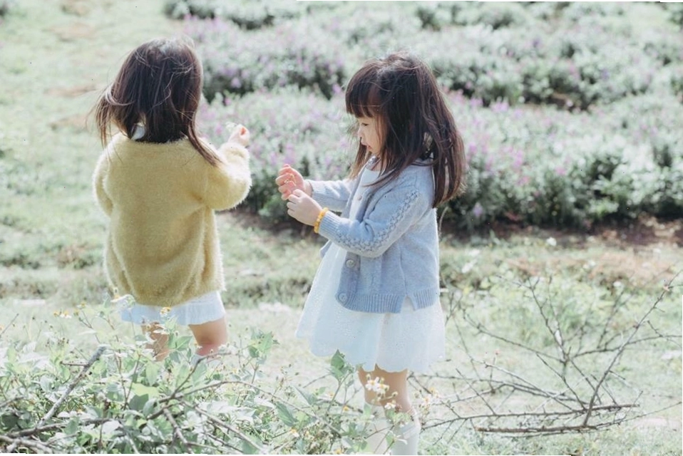 Bộ ảnh đáng yêu của đôi bạn thân nhí