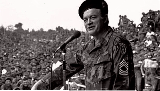 Bob Hope biểu diễn phục vụ binh lính