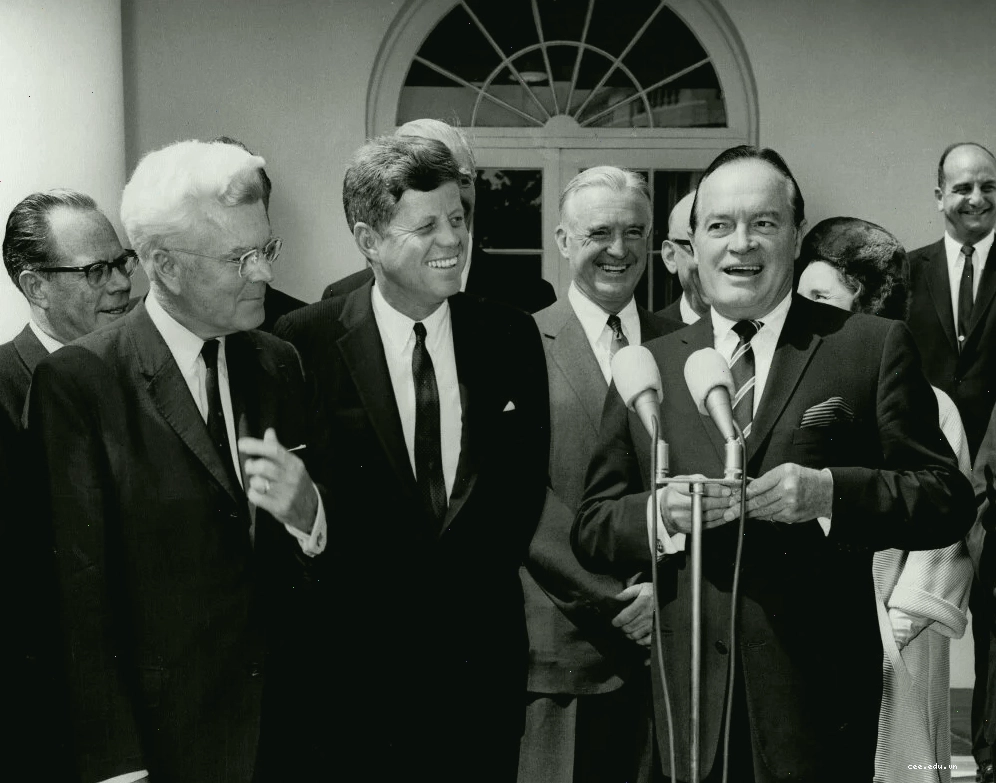 Bob Hope chụp ảnh cùng Tổng thống John F. Kennedy