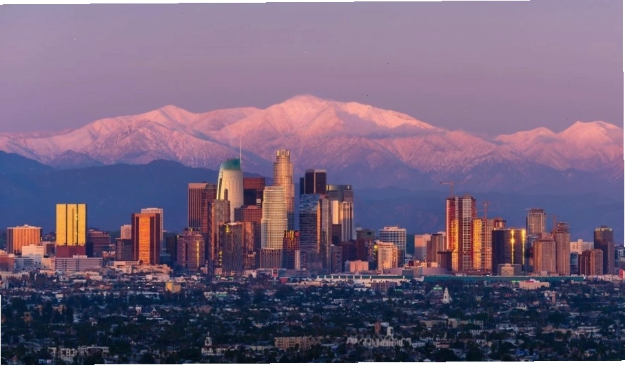 Bức tượng biểu tượng Hollywood nhìn ra thành phố Los Angeles
