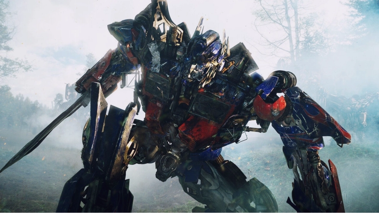 Bumblebee tương tác với cô gái trẻ Charlie