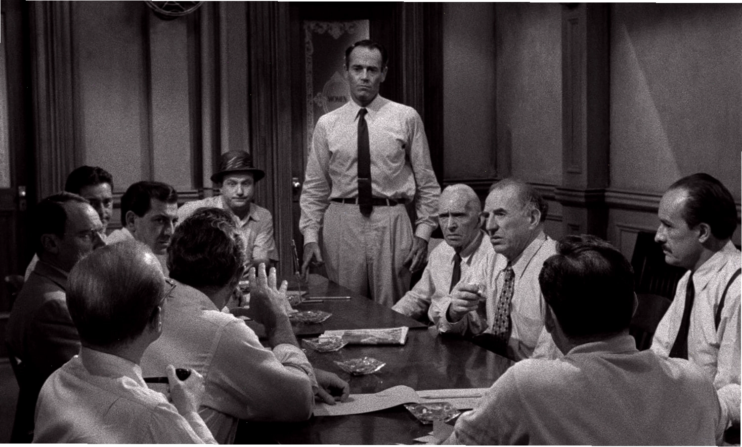 Cận cảnh biểu cảm của một bồi thẩm viên trong phim 12 Angry Men
