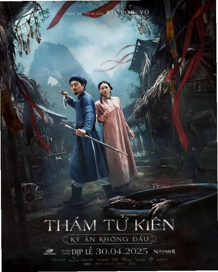 Cận cảnh một thám tử đang xem xét bằng chứng quan trọng