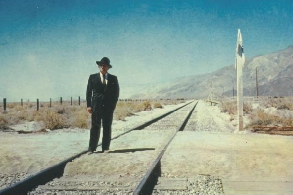 Cảnh phim Bad Day at Black Rock (1955) với không khí căng thẳng