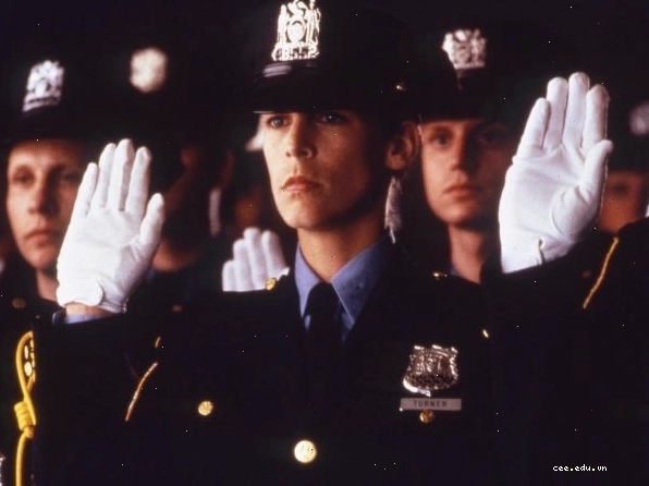 Cảnh phim Blue Steel (1990) với không khí u ám