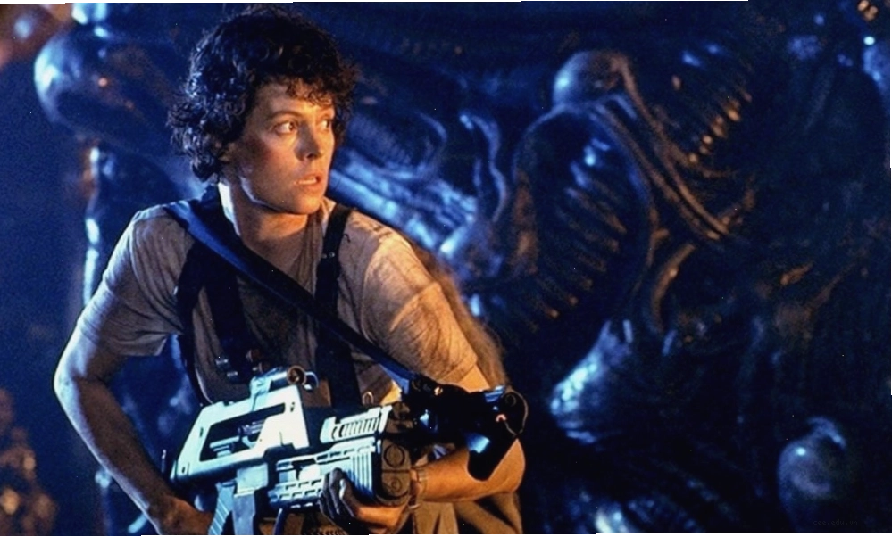Cảnh phim E.T. the Extra-Terrestrial với cậu bé ngoài hành tinh thân thiện