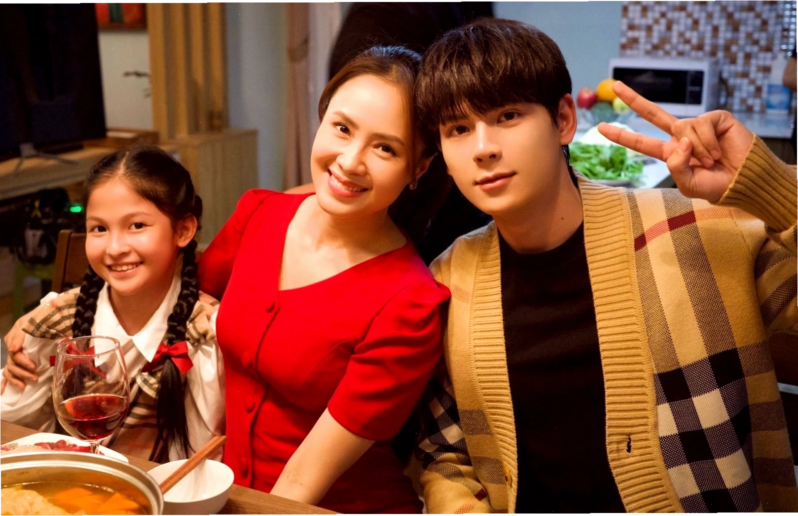 Cảnh phim Hành Trình Công Lý (2022) với các diễn viên Hồng Diễm và Việt Anh