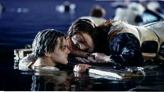 Cảnh phim Jack Dawson và Rose DeWitt Bukater trên cánh cửa sau vụ chìm tàu Titanic