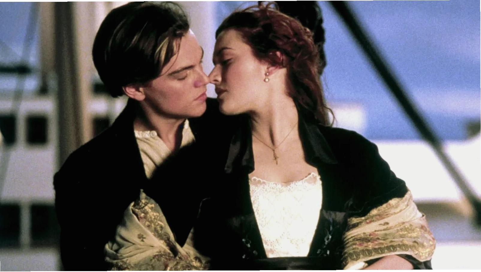 Cảnh phim kinh điển Jack và Rose trên mũi tàu Titanic