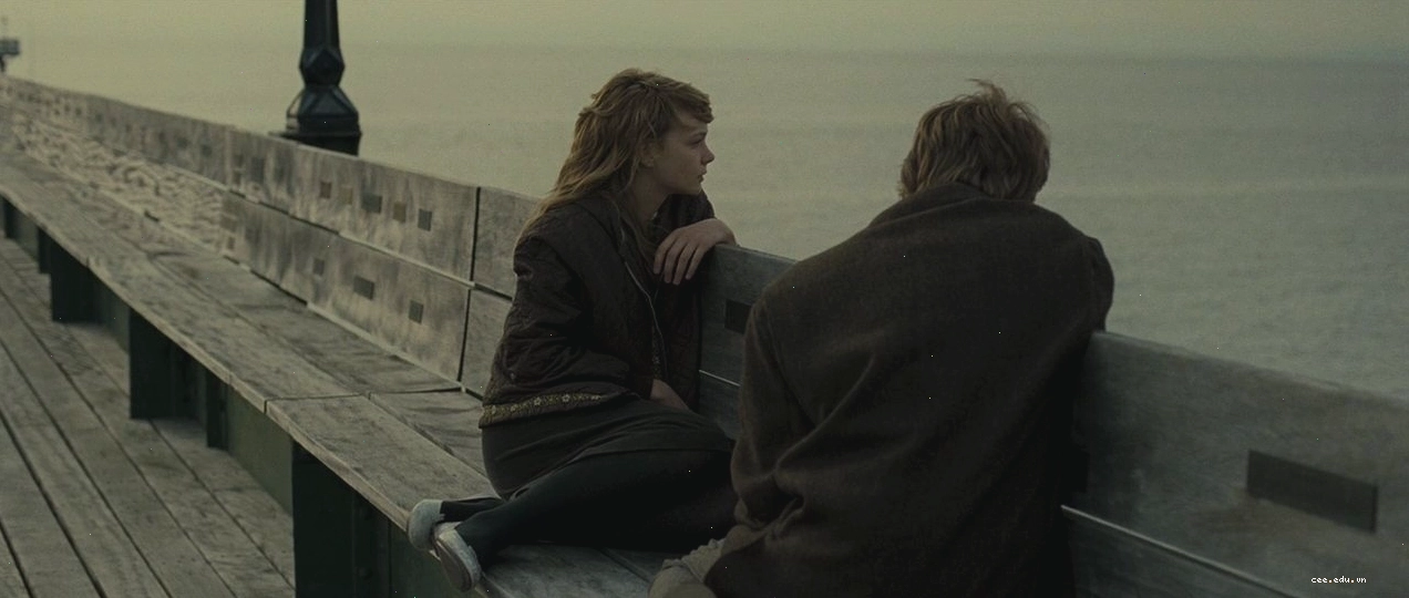 Cảnh quay nhân vật Kathy H bên bờ biển trong phim Never Let Me Go