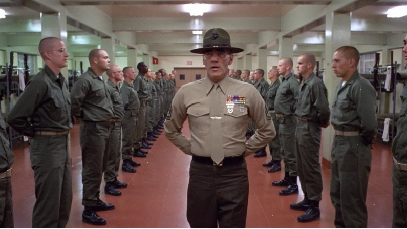 Cảnh trong phim Full Metal Jacket (1987) khắc họa sự khắc nghiệt của huấn luyện quân sự