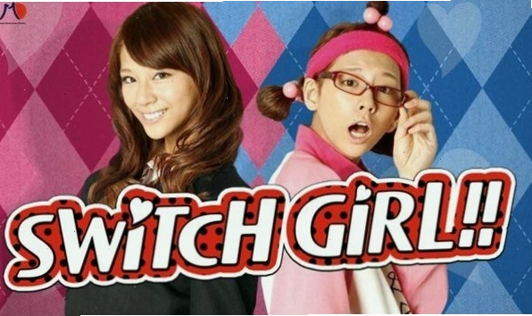 Cảnh trong phim Switch Girl thể hiện sự đối lập của nhân vật chính