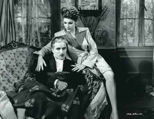 Charlie Chaplin cùng cậu bé trong phim The Kid