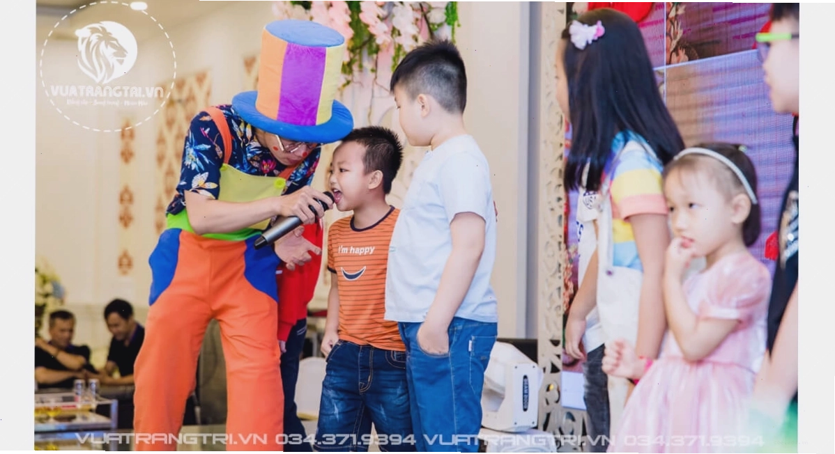Chú hề hoạt náo biểu diễn tết thiếu nhi với bong bóng