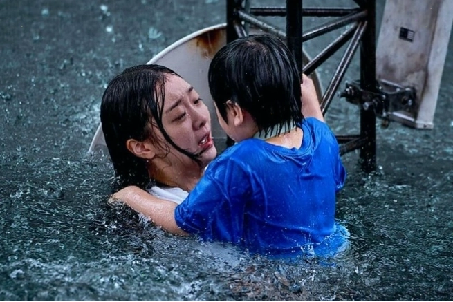 'Đại hồng thủy' đứng Top 1 Netflix, nhà sản xuất vẫn lao đao