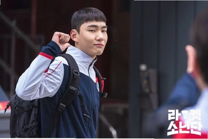 Dàn diễn viên Racket Boys trẻ trung và tài năng trong buổi họp báo