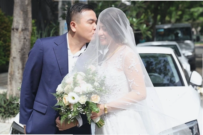 Đạo diễn "Cua Lại Vợ Bầu" âu yếm hôn vợ 9X trong lễ vu quy