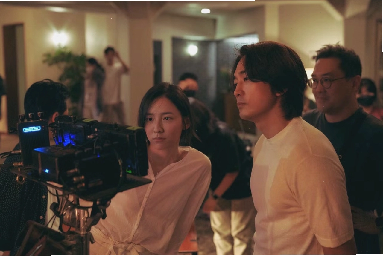 Đạo diễn Kim làm việc cùng Song Seung Heon và Cho Yeo Jeong trong phim Hidden Face