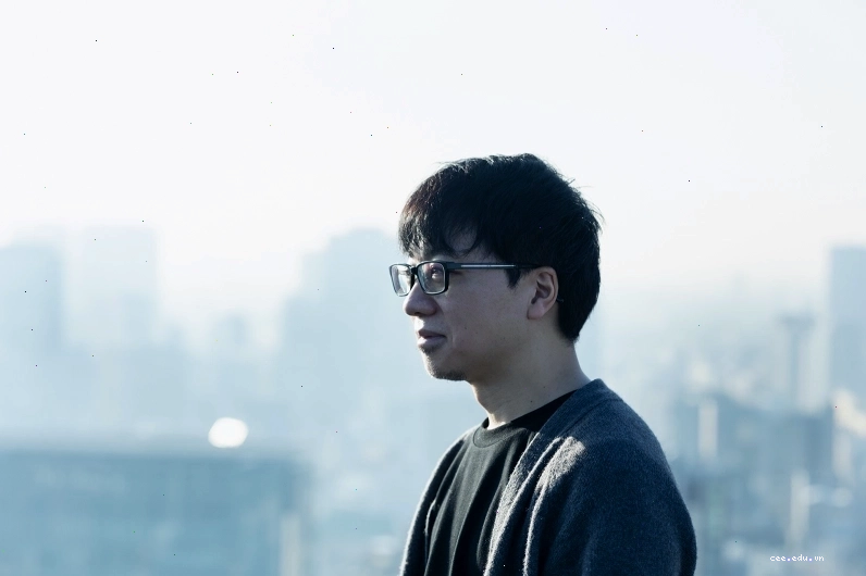 Đạo diễn Makoto Shinkai trong buổi phỏng vấn