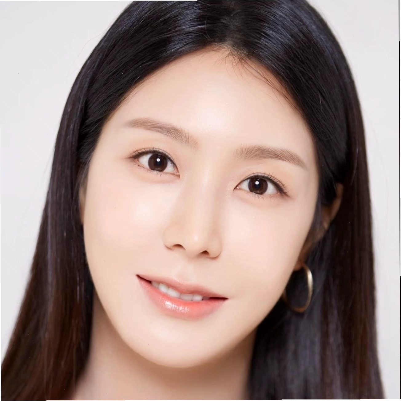 Diễn viên Cho Seo-hoo và Yoo-ra trong phim B Cut