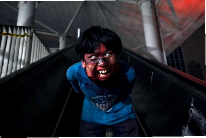 Diễn viên hóa trang zombie trên chuyến tàu tận thế ở Jakarta
