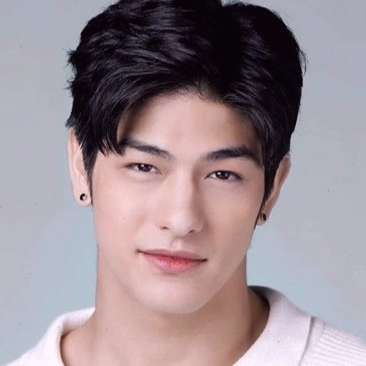 Diễn viên Peach Pachara Chirathivat trong vai Chanon