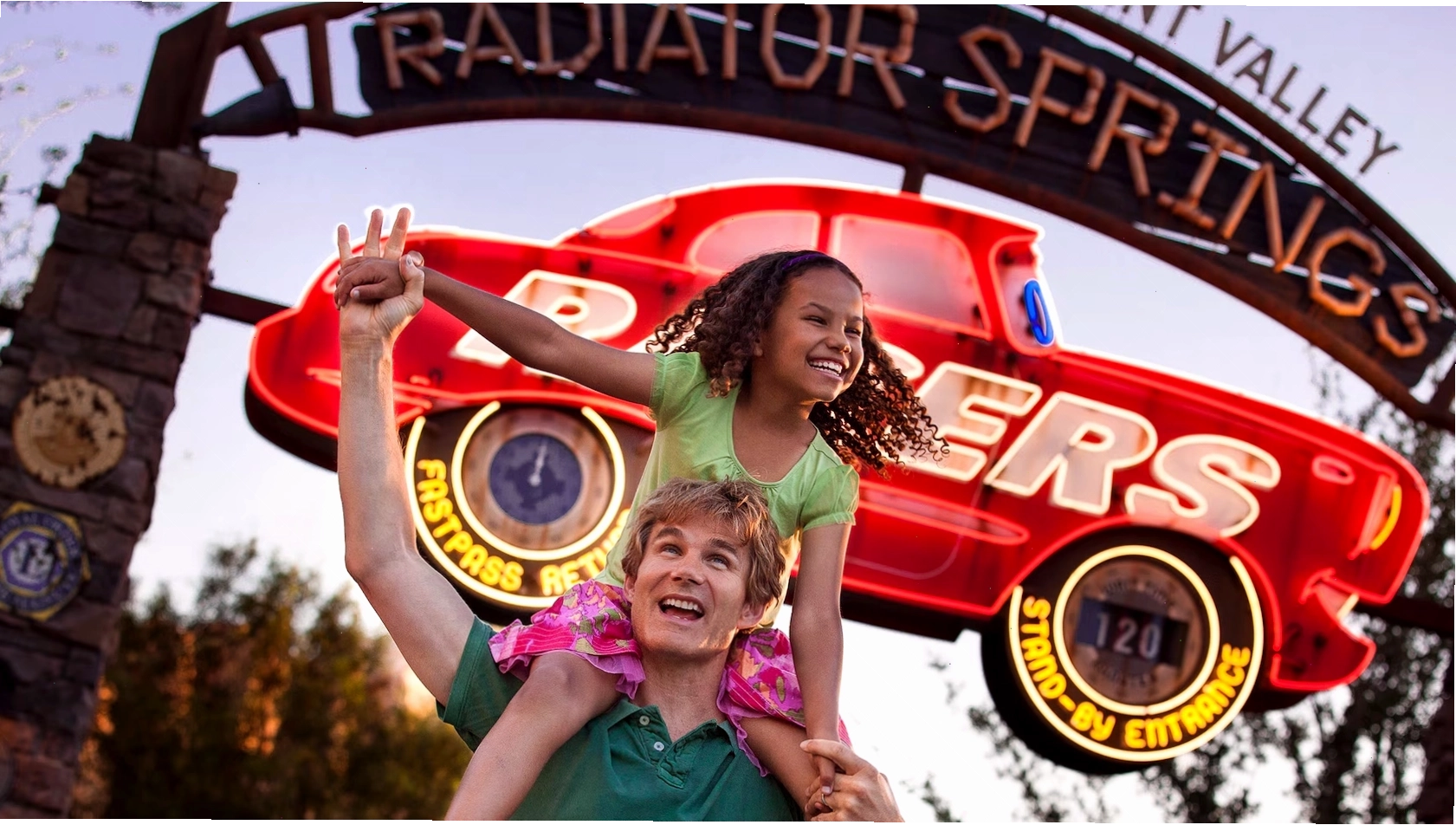 Du khách chụp ảnh cùng biển hiệu Radiator Springs Racers