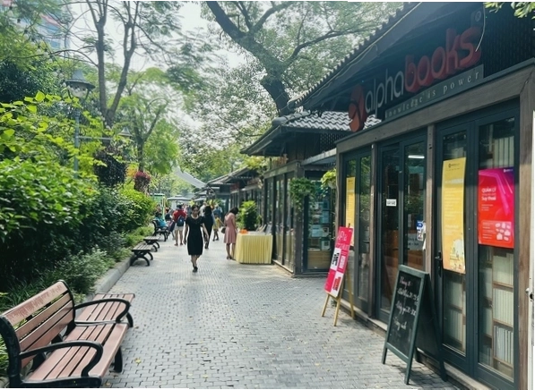 Dương, nữ phóng viên trẻ trong phim Gái Già Xì Tin