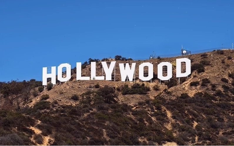 Đường phố Los Angeles nhộn nhịp với nhiều phương tiện qua lại