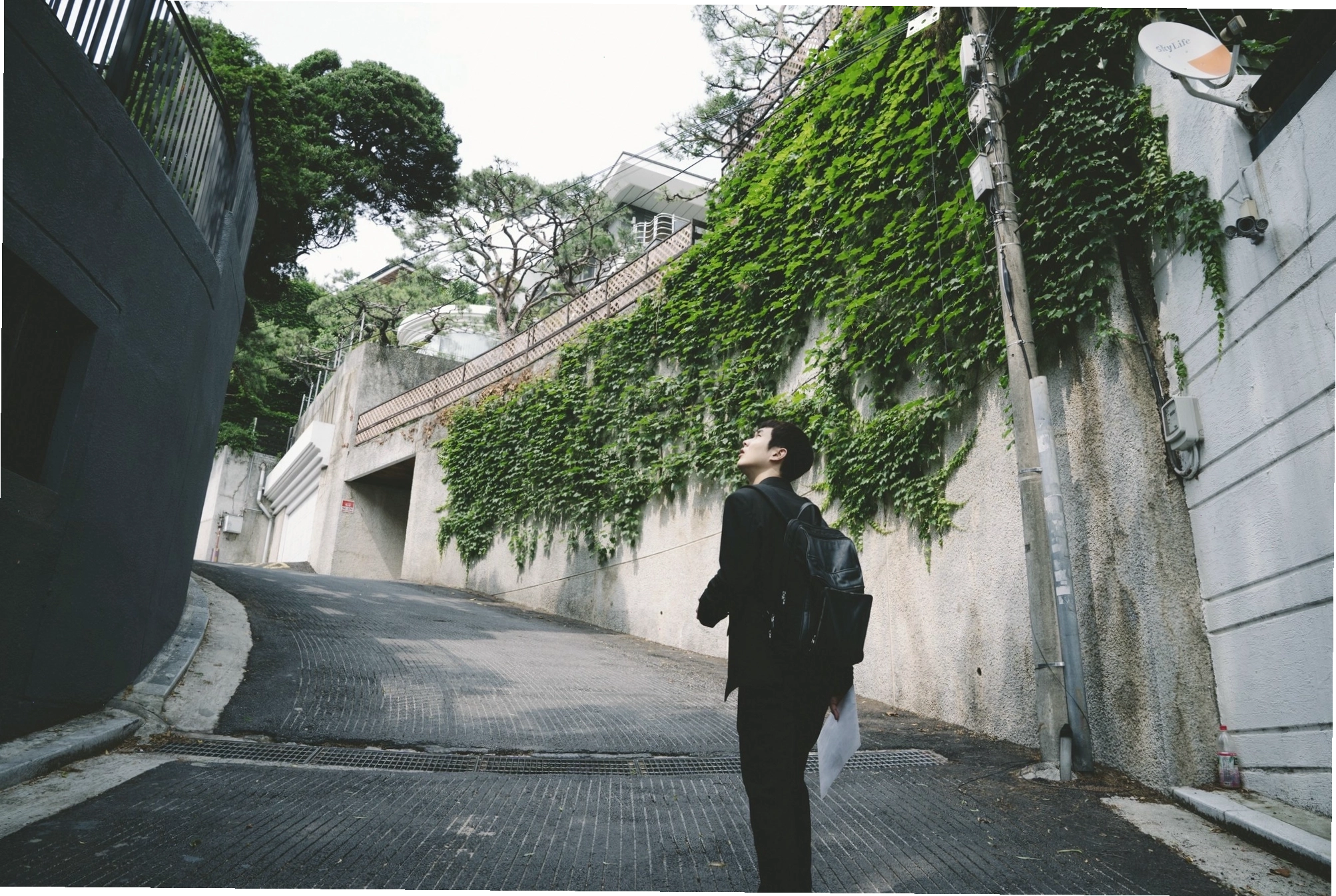 Gia đình Ki-woo trong căn hộ tầng hầm