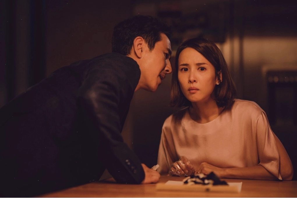 Gia đình nghèo trong phim Ký sinh trùng nhìn qua ô cửa sổ ẩm thấp