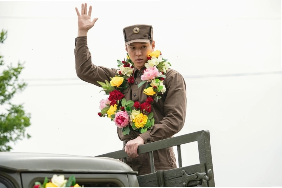 Go Kyung Pyo thể hiện nhiều biểu cảm hài hước trong Bỗng Dưng Trúng Số