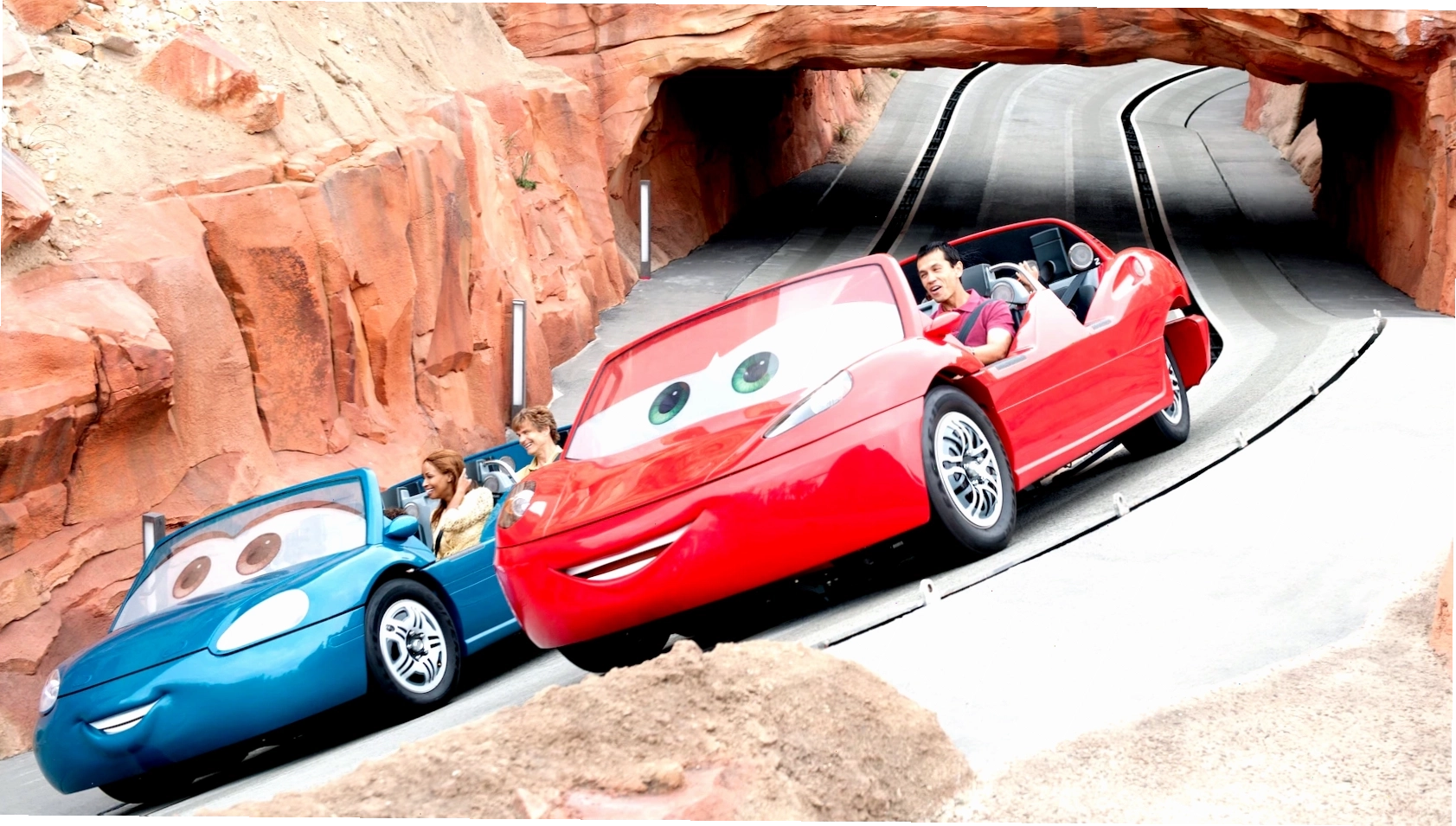 Hai chiếc xe đua cạnh nhau trên đường đua Radiator Springs Racers