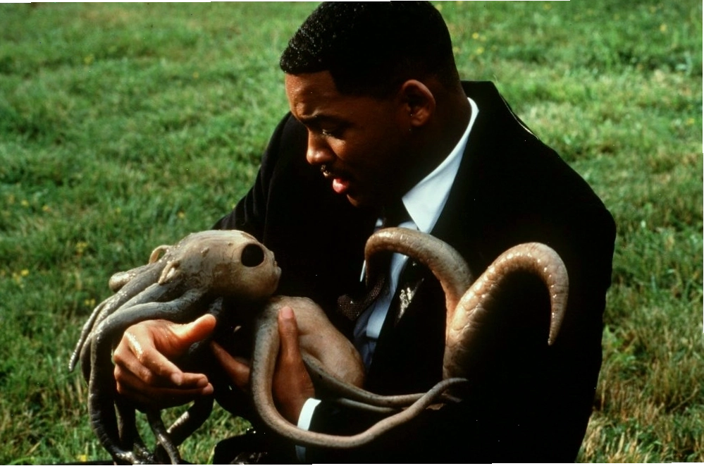 Hai đặc vụ áo đen với vũ khí ngoài hành tinh trong phim Men in Black