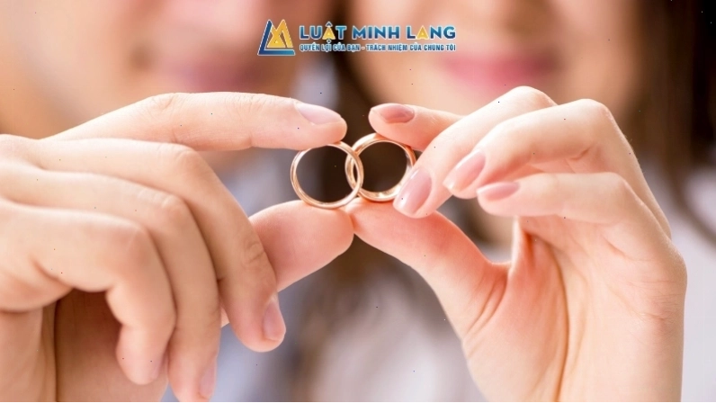 Hai người bạn trẻ đang trao đổi và ký kết một văn bản thỏa thuận