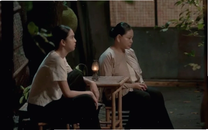 Hai nhân vật nữ chính trong một khung cảnh sang trọng
