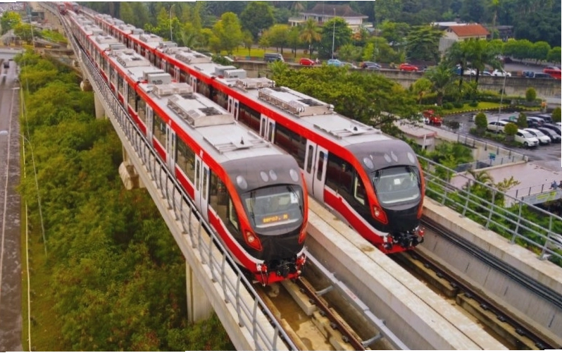 Hành khách chụp ảnh kỷ niệm tại nhà ga Chuyến tàu Tận thế