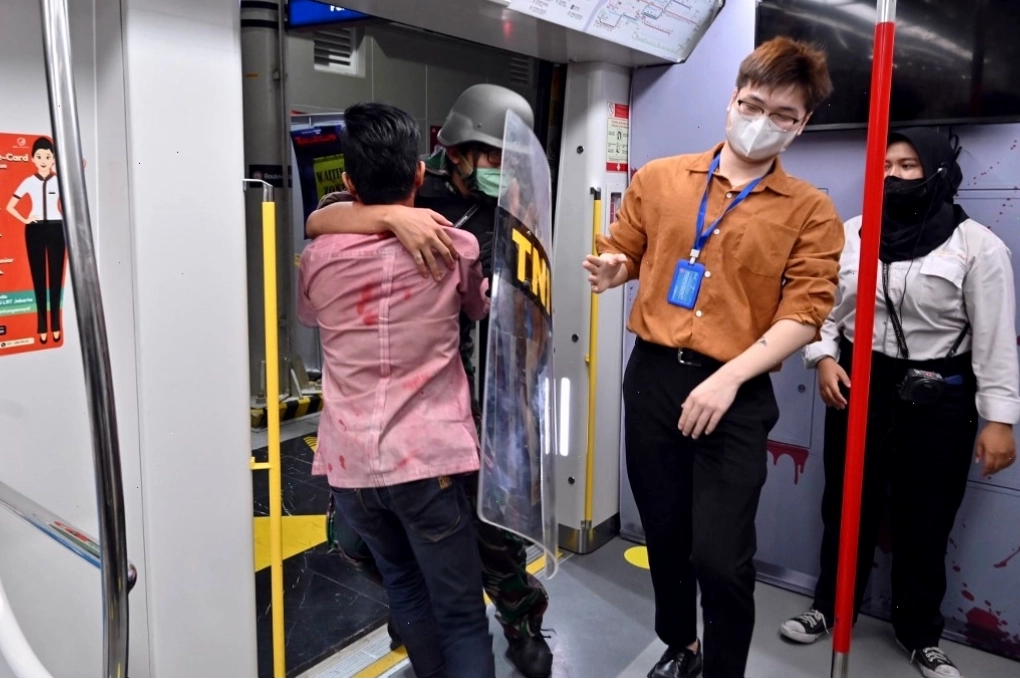 Hành khách hoảng loạn trước sự tấn công của zombie trên chuyến tàu tận thế