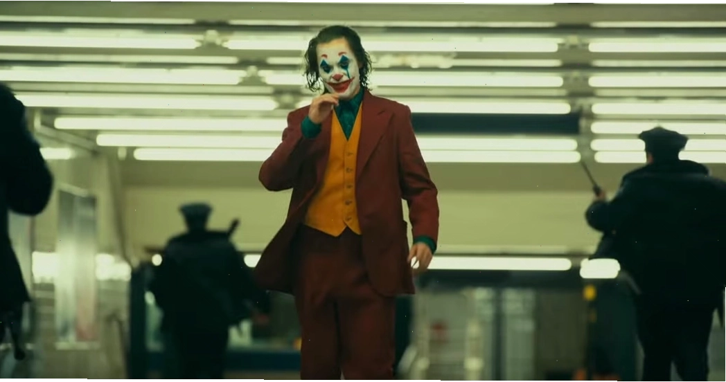 Hình ảnh Joker với nụ cười bí hiểm và trang phục đặc trưng