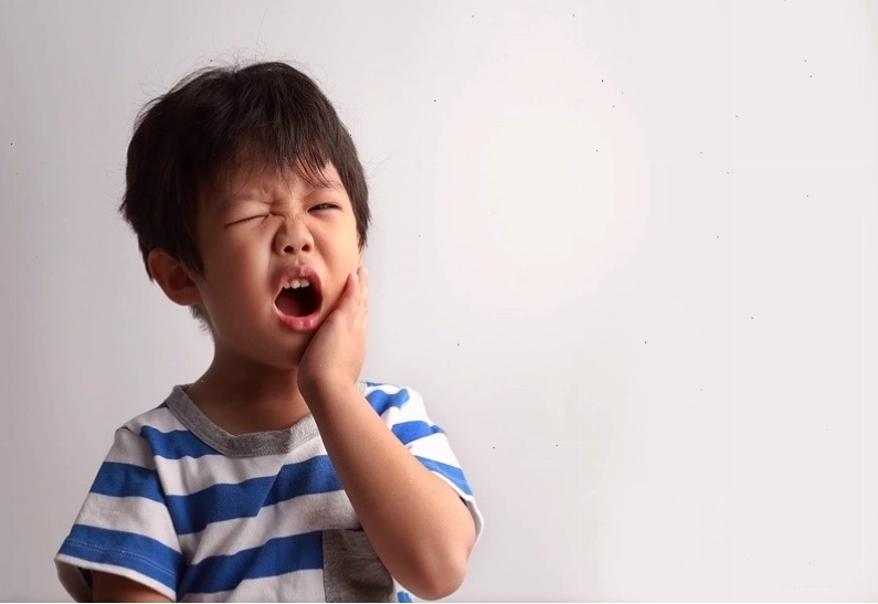 Hình ảnh răng sún cho thấy bề mặt răng bị mòn và đổi màu